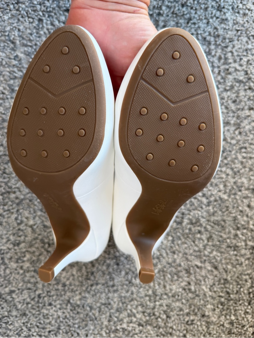 Life Stride Women's White Pumps - Picture 5 of 13